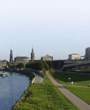 Außenansicht des Maritim Hotels Dresden: Prächtiges Gebäude an der Elbe, verbindet historische Architektur mit modernem Komfort, ideal gelegen für Tagungen und Events.