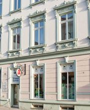 Aussenansicht der Schwan-Apotheke OHG