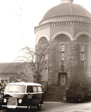 Urnenturm auf dem Hauptfriedhof mit unserem alten Bestattungswagen (ca. 1960-1970)