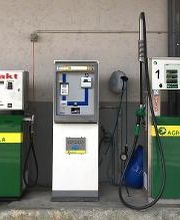 AGROLA Tankstelle in Rüeggisberg, zwei Tanksäulen - 2-Taktsäule und bleifrei und Diesel - Zahlterminal