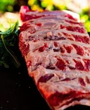 Im Online-Shop der Metzgerei Gränitz finden Sie Rippchen in echter Metzgerqualität – saftig, aromatisch und perfekt für Grill, Smoker oder Ofen. Wählen Sie zwischen zarten Baby Back Ribs, klassischen Spareribs, kräftigen Beef Ribs oder dem beliebten St. Louis Cut. Unsere Short Ribs überzeugen durch intensives Rindfleischaroma und butterzarte Struktur nach dem Garen. Jedes Stück wird frisch zugeschnitten, ideal gereift und vakuumverpackt – für echten BBQ-Genuss direkt vom Metzger. Wer Rippchen kaufen möchte, findet hier Qualität, Geschmack und Handwerkskunst in Perfektion.