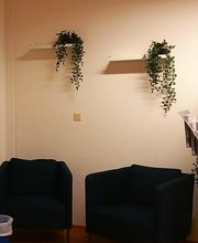 Eine Sitzecke mit zwei Sesseln und einer Senseo-Kaffeemaschine.