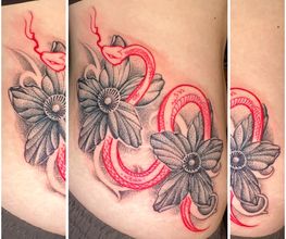 Florales Blackwork-Tattoo mit roter Schlange, grauen Blüten, feinem Dotwork und dekorativen Ornamenten an der Hüfte.