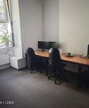 PC-Arbeitsraum mit Stühlen am Fenster