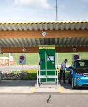 AGROLA Schnell-Ladestation in Matzingen; Auto wird getankt; überdacht; links freier Parkplatz
Bildrecht: fenaco