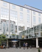 Außenansicht: Eingang zum Restaurant Wintergarten im Maritim Hotel München