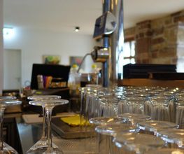 Besuchen Sie unsere Bar und lassen Sie hier einen schönen Urlaubstag gesellig ausklingen. Gönnen Sie sich ein Gläschen Wein, ein erfrischendes Bier oder einen kühlen Softdrink und entspannen sich in launiger Runde. Zu den Getränken reichen wir Ihnen gerne kleine Snacks wie Oliven oder Chips. Die Bar ist täglich ab 18 Uhr geöffnet.