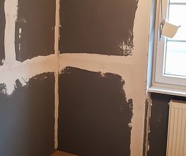 Birro Bautenschutz. Im Putz spiegelt sich das Gesicht eines Hauses oder eines Zimmers wieder. Er ist nicht nur die optische Oberfläche, sondern dient dem Schutz des darunter liegenden Mauerwerks.
