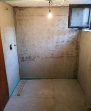 Badezimmer nach Putz und Estrich Arbeiten.