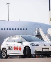 Securitas Aviation Fahrzeug vor einem Flugzeug