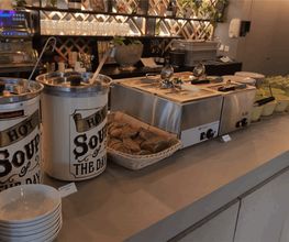 dean&david Catering | Stuttgart - Warme Suppenstation mit Brotkorb, Beilagen und Serviergeschirr für ein professionelles Buffet bei Meetings, Events und Konferenzen.