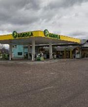 AGROLA Tankstelle in Rheinfelden - grosser Platz im Vordergrund; AGROLA Tankstelle mit selfwash Anlage links im Bild und hinter Tankstelle TopShop und Landi Gebäude