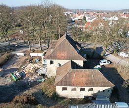 Luftbild eines Altbaus in der Entkernung mit offenem Dach und Bauschutt. Kernsanierung und Umbau von AS-Bau.