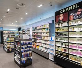 Innenbereich und Verkaufsflaeche Amavita Apotheke Vispach