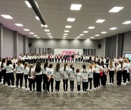 D.D.Project - Hip-Hop Tanzschule Dresden Große Gruppe im Tanzsaal bei einem gemeinsamen Training oder Workshop, geeignet für Inhalte zu Tanzunterricht, Gemeinschaft und Nachwuchsförderung.