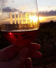 Feierabend, ein Glas Wein auf der Terrasse genießen