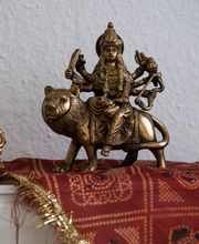 Durga (mitte), Ganesha (links) und Sarasvati (rechts).