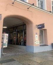 Eingangsbereich zum Standort in einer Fußgängerzone.