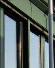 Die Kerschensteinerschule bietet ein breites Angebot von über 30 Berufsausbildungen in verschiedenen Fachrichtungen, inklusive Vollzeit-, Teilzeit- und Blockunterricht. Die Schule beherbergt zudem ein Technisches Gymnasium mit Fokus auf Angewandte Naturwissenschaften, das Schülerinnen und Schülern in drei Jahren auf das Abitur vorbereitet. Absolventen haben die Chance, Zusatzprüfungen in Chemisch-Technischer Assistenz, Physikalisch-Technischer Assistenz oder Pharmazeutisch-Technischer Assistenz abzulegen.
Die Kerschensteinerschule zeichnet sich durch motivierte Lehrer mit umfangreicher Berufserfahrung aus und legt großen Wert auf Qualität durch pädagogische Teams im Lernfeldunterricht. Zudem sind die Einrichtungen der Schule, einschließlich Werkstätten, Labors und PC-Räume, auf dem neuesten Stand der Technik.