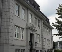 Eingangsbereich eines Gründerzeitgebäudes von der Seite.