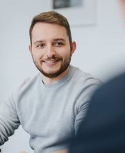 Notar Andreas Greger, in Ingolstadt berät Sie als juristischer Experte und klärt sie umfassend über die Bedeutung derartiger Rechtsgeschäfte auf. Er wahrt die Interessen sämtlicher Vertragsteile durch rechtssichere Formulierungen und gewährleistet, dass rechtlich Unerfahrene nicht benachteiligt werden. Er beurkundet Rechtsgeschäfte und erledigt als vertrauenswürdige Schnittstelle zwischen den Vertragspartnern, Behörden, Gerichten und Finanzämtern den reibungslosen Vollzug der Urkunden. So sorgt er für Rechtssicherheit und Rechtsfrieden.