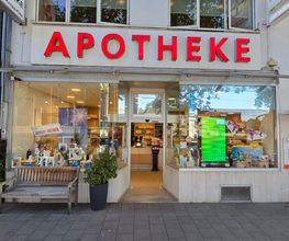 Aussenansicht der Apotheke am Nikolaus-Knopp-Platz