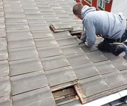Professionelle Dachreparatur in Weißenthurm bei Neuwied und im gesamten Raum Mayen-Koblenz. Fachgerechte Instandsetzung von Steildächern und Ziegeldächern bei Sturmschäden, Undichtigkeiten oder altersbedingtem Verschleiß – schnell, zuverlässig und vom erfahrenen Dachdeckermeister ausgeführt.