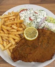Putenschnitzel & Pommes mit frischen Salat