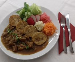 Biergulasch mit Brezelknödel