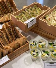 dean&david Catering | Stuttgart - Auswahl an veganen Sandwiches, Falafel Wraps, Caesar Wraps und Kokosmilchreis im Glas, ideal für modernes Fingerfood Catering und Firmenveranstaltungen.