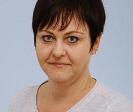 Portrait der Bildungsreferentin für den Standort Grimma. Sie trägt kurze, dunkelbraune Haare und hat helle Augen.