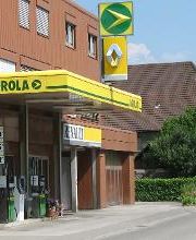 AGROLA Tankstelle in Dotzigen - an Hauswand bei Renault Garage mit zwei Tanksäulen