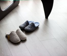 Zapatillas-dos-pares-en-el-suelo.jpg