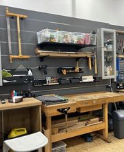 Ein schöner Arbeitsplatz in der Klavierbauwerkstatt, Reparatur von Klavieren und Flügeln