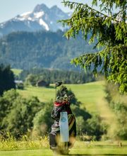 Golfbag auf dem Green des Golfplatz Sonnenalp.