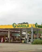 AGROLA Tankstelle in Diessenhofen bei Landi: rechts ist Totem Schild mit Landi und AGROLA Logo, Preisschildern und TopShop
