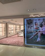 Ingresso della boutique Roger Vivier, dove design contemporaneo e stile parigino accolgono i clienti in un ambiente elegante. Le vetrine e gli spazi espositivi mettono in risalto le calzature e gli accessori iconici della maison.