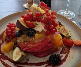Red Velvet Pancakes mit Waldbeerenragout und Früchten