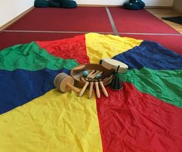 Bunter Bewegungsraum mit Schwungtuch - Musikinstrumenten für Kinder - Luft(T)raum Leipzig