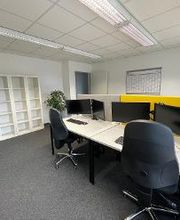 Schulungsraum Umschüler, Schreibtische mit Trennwänden, Bücherregal, Gaderobe