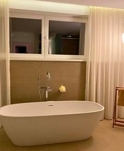 In diesem zeitlos eleganten Badezimmer dominieren neutrale Farben und eine einladende Atmosphäre. Die großen Natursteinfliesen in einem schönen Beige-Grau Ton verleihen dem Raum eine edle Note.