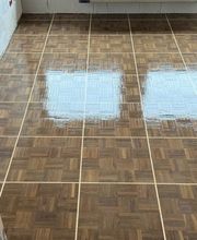 Das Bild zeigt einen frisch geölten Parkettboden mit gleichmäßiger, matter Oberfläche. Das Öl betont die natürliche Holzstruktur und sorgt für ein angenehmes Raumklima.
