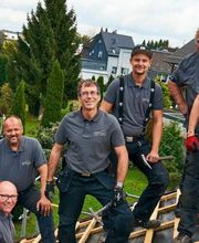 Unser Team besteht aus dem Firmeninhaber Dachdeckermeister Thomas Kantelberg, fünf Dachdeckergesellen, einem Auszubildendem, einem Helfer und einer Bürokraft.