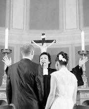 Ein bewegender Moment: Das Brautpaar tauscht Gelübde in der Kirche aus.