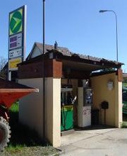 AGROLA Tankstelle in Egnach (Winden). Eine Tanksäule mit Zahlterminal unter kleinem Überstand. Links und rechts Fahrzeuge.