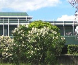 Die Kerschensteinerschule bietet ein breites Angebot von über 30 Berufsausbildungen in verschiedenen Fachrichtungen, inklusive Vollzeit-, Teilzeit- und Blockunterricht. Die Schule beherbergt zudem ein Technisches Gymnasium mit Fokus auf Angewandte Naturwissenschaften, das Schülerinnen und Schülern in drei Jahren auf das Abitur vorbereitet. Absolventen haben die Chance, Zusatzprüfungen in Chemisch-Technischer Assistenz, Physikalisch-Technischer Assistenz oder Pharmazeutisch-Technischer Assistenz abzulegen.
Die Kerschensteinerschule zeichnet sich durch motivierte Lehrer mit umfangreicher Berufserfahrung aus und legt großen Wert auf Qualität durch pädagogische Teams im Lernfeldunterricht. Zudem sind die Einrichtungen der Schule, einschließlich Werkstätten, Labors und PC-Räume, auf dem neuesten Stand der Technik.