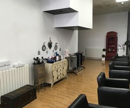 y-yo-con-estos-pelos-salon-01.jpg