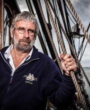 Businessfotografie - Portraits aus der Arbeitswelt und Detailaufnahmen für Imagebroschüren, hier ein Captain auf seinem Schiff in der Ostsee