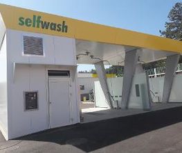 selfwash Autowaschanlage der AGROLA Grünen-Sumiswald. Zwei überdachte Lanzenwaschplätze.