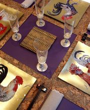 Table de Coqs en Découpage sous Verre et sets de table en Liège. Création et Fabrication en France par SIECLE Paris.